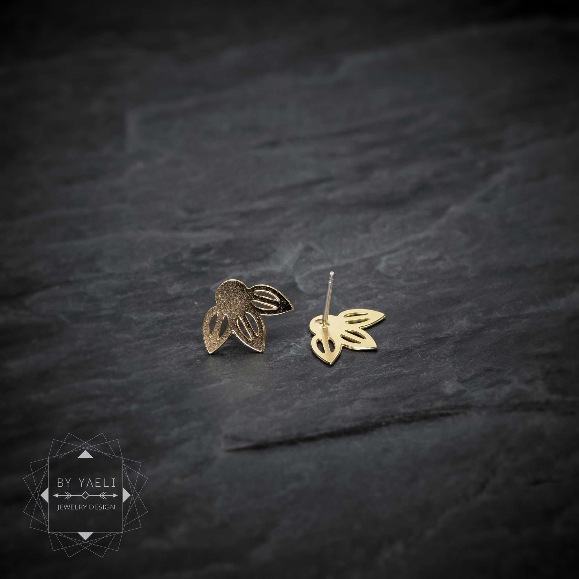 Flower earrings flower stud earrings gold daisy earrings