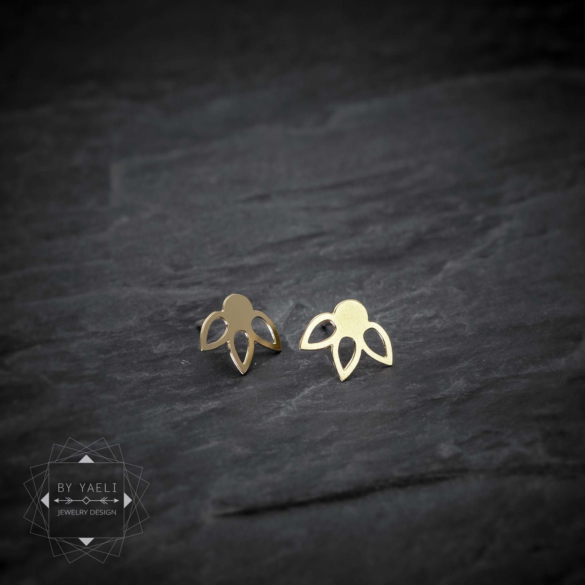 Flower earrings flower stud earrings gold daisy post earrings flower post