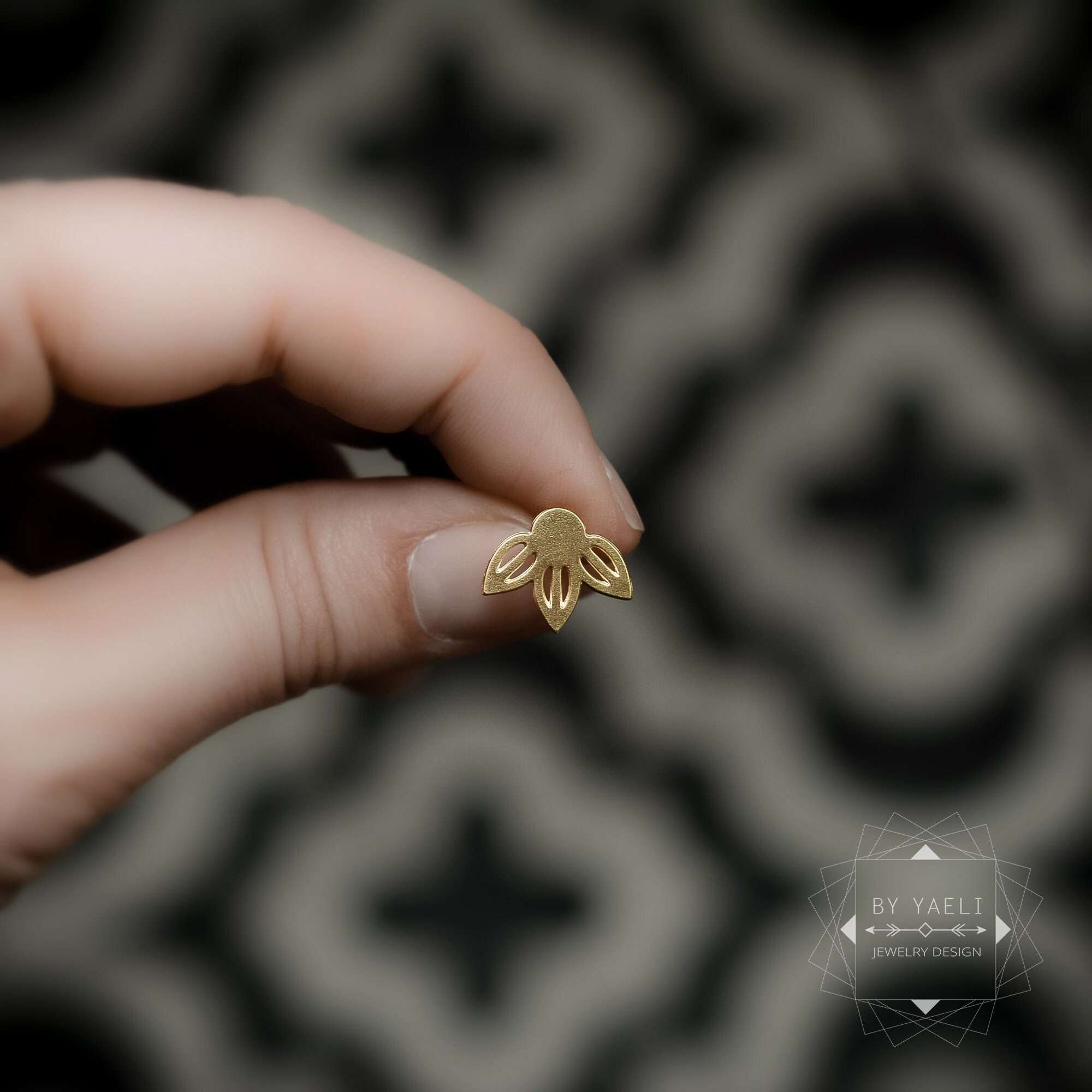 Flower earrings flower stud earrings gold daisy earrings