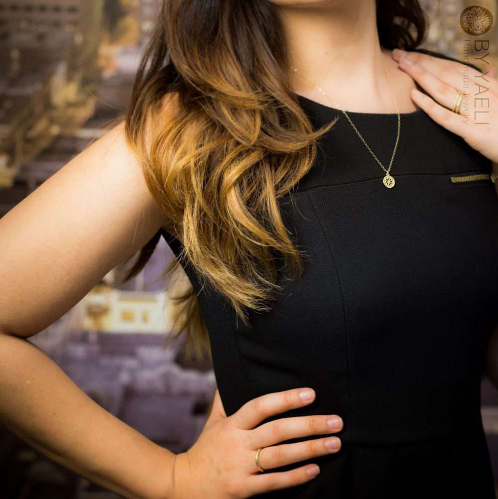 Gold coin necklace gold coin pendant coin charm simple necklace circle necklace 3 Gold necklace: Gold necklace with a teardrop pendant.